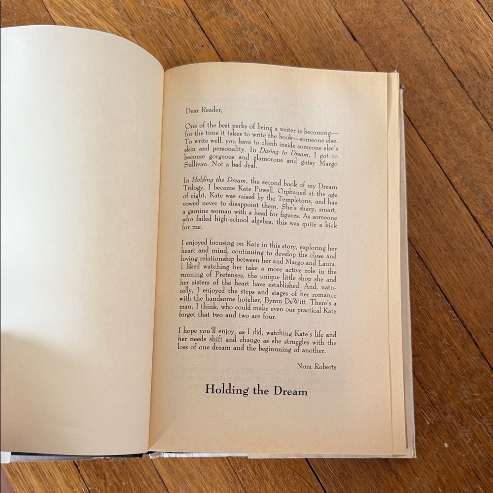 Nora Roberts - Holding the Dream hardcover - Picture 8 of 16